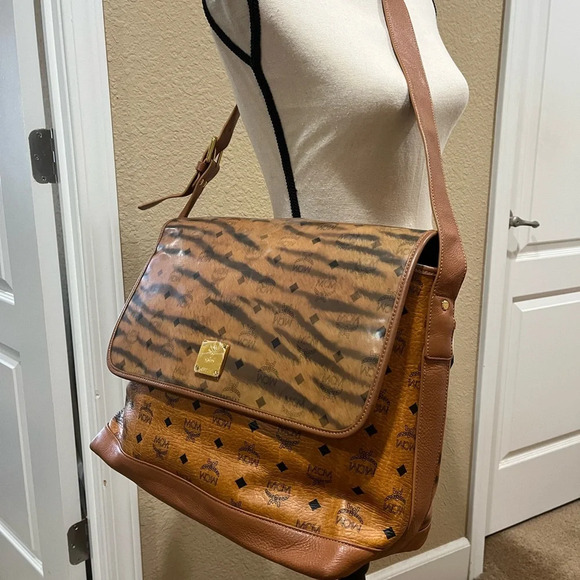 MCM Phenomenon Jumbo shoulder Bag - Picture 16 of 16